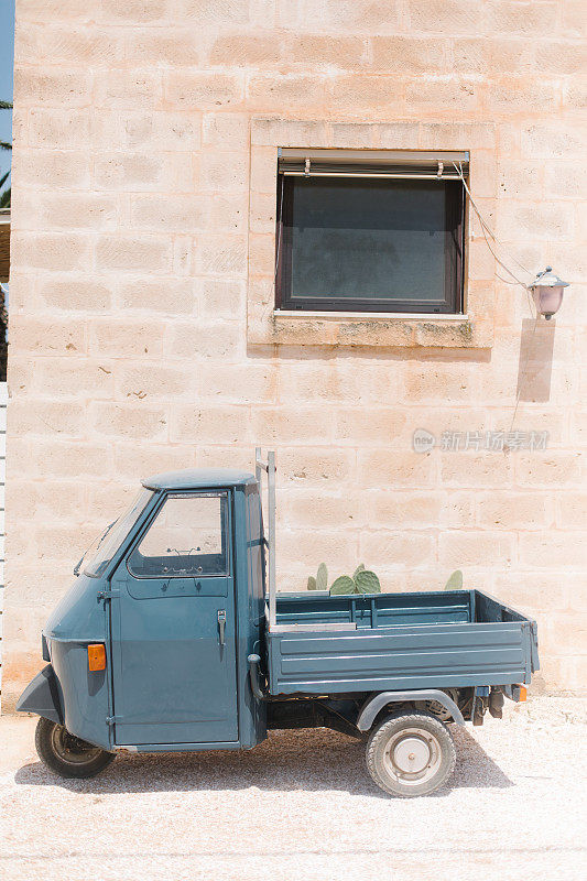 一辆停在意大利广场外的Piaggio Ape